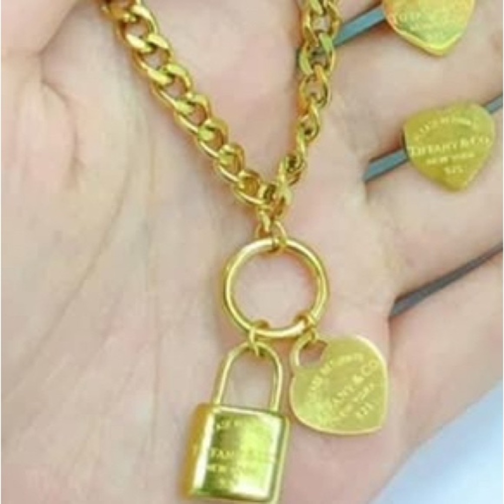 Necklace and earring jewelry set with box